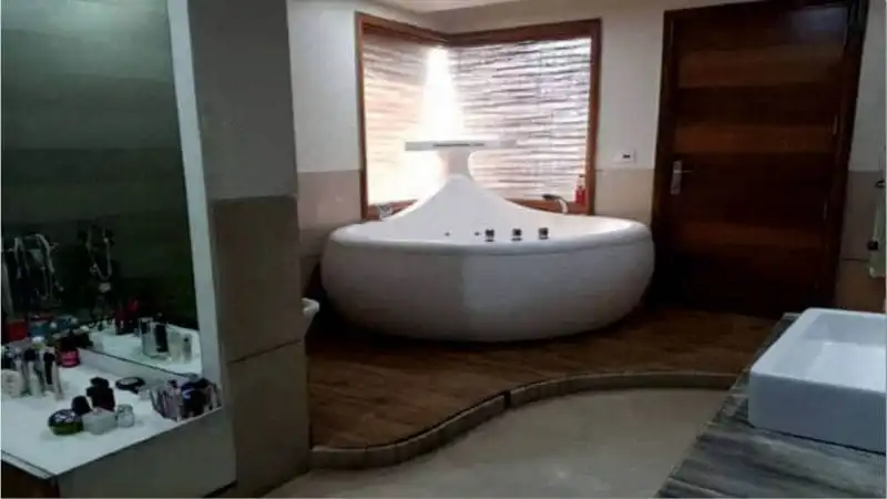 Large Bathroom Design